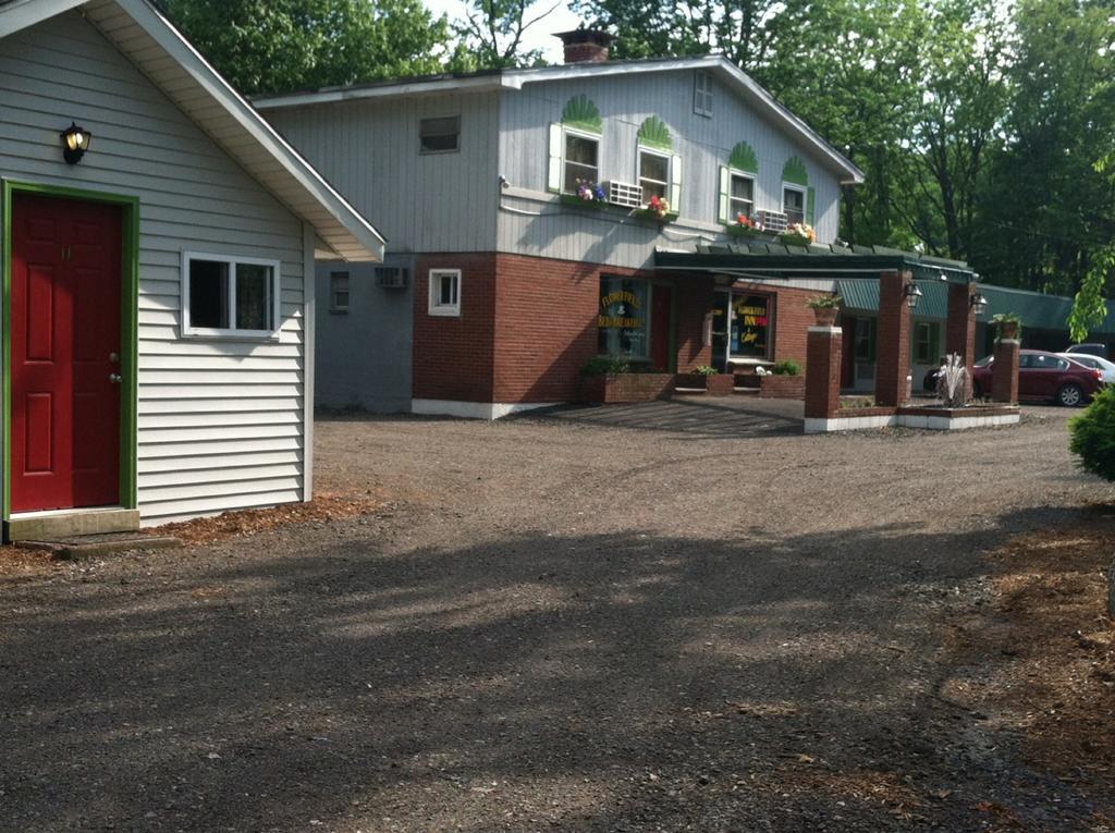 Flower Field And Cottages Motel